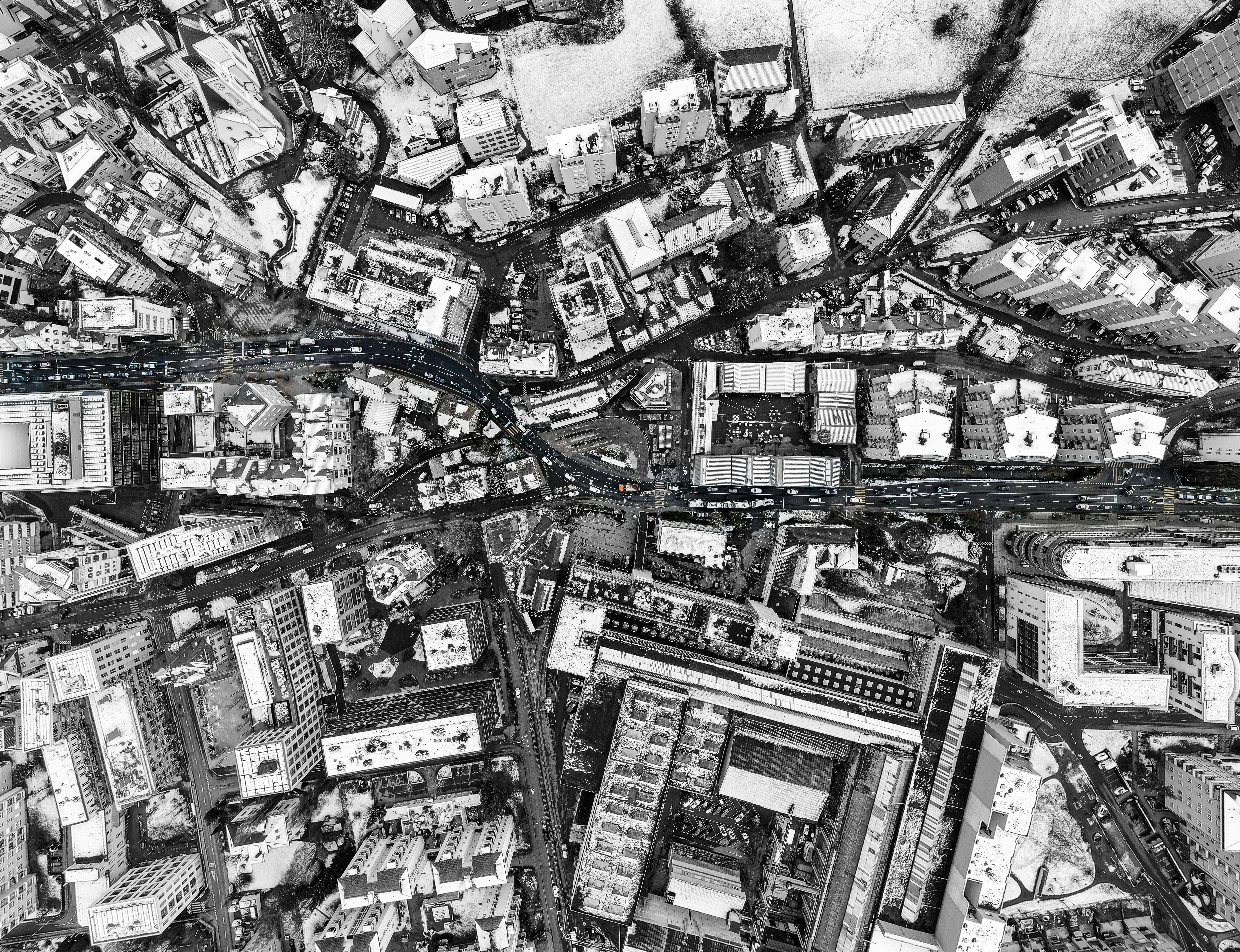 Ein Schwarz-Weiß-Foto einer Stadt. Von Simon Infanger