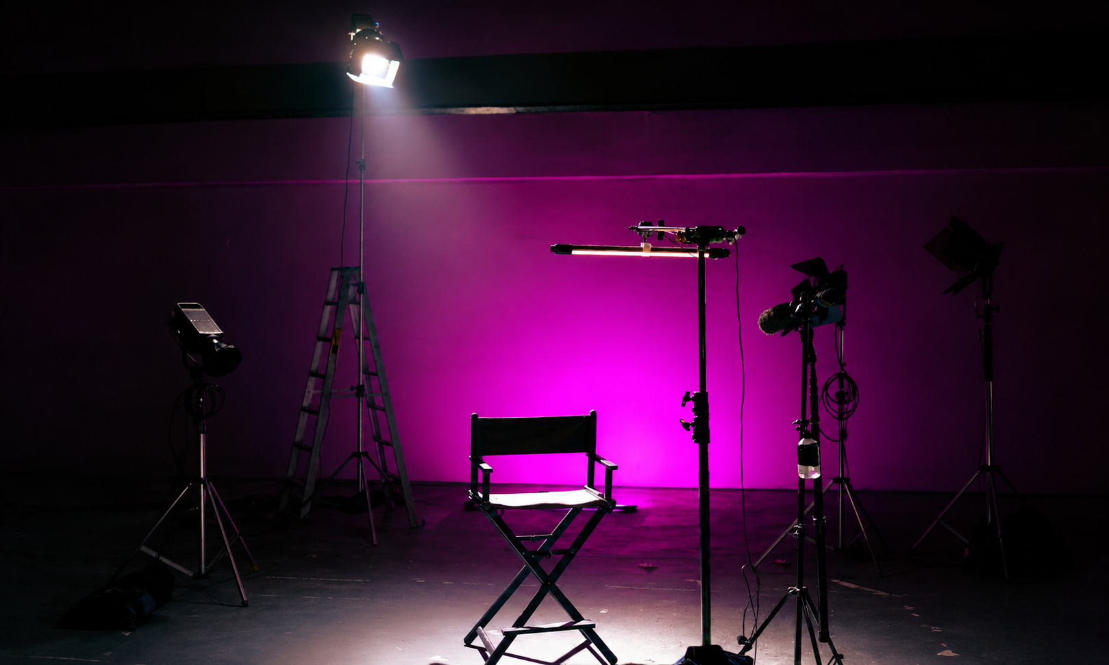 Abstraktes digitales Filmset als Visual für KI-gestützte Video-Ad-Produktion