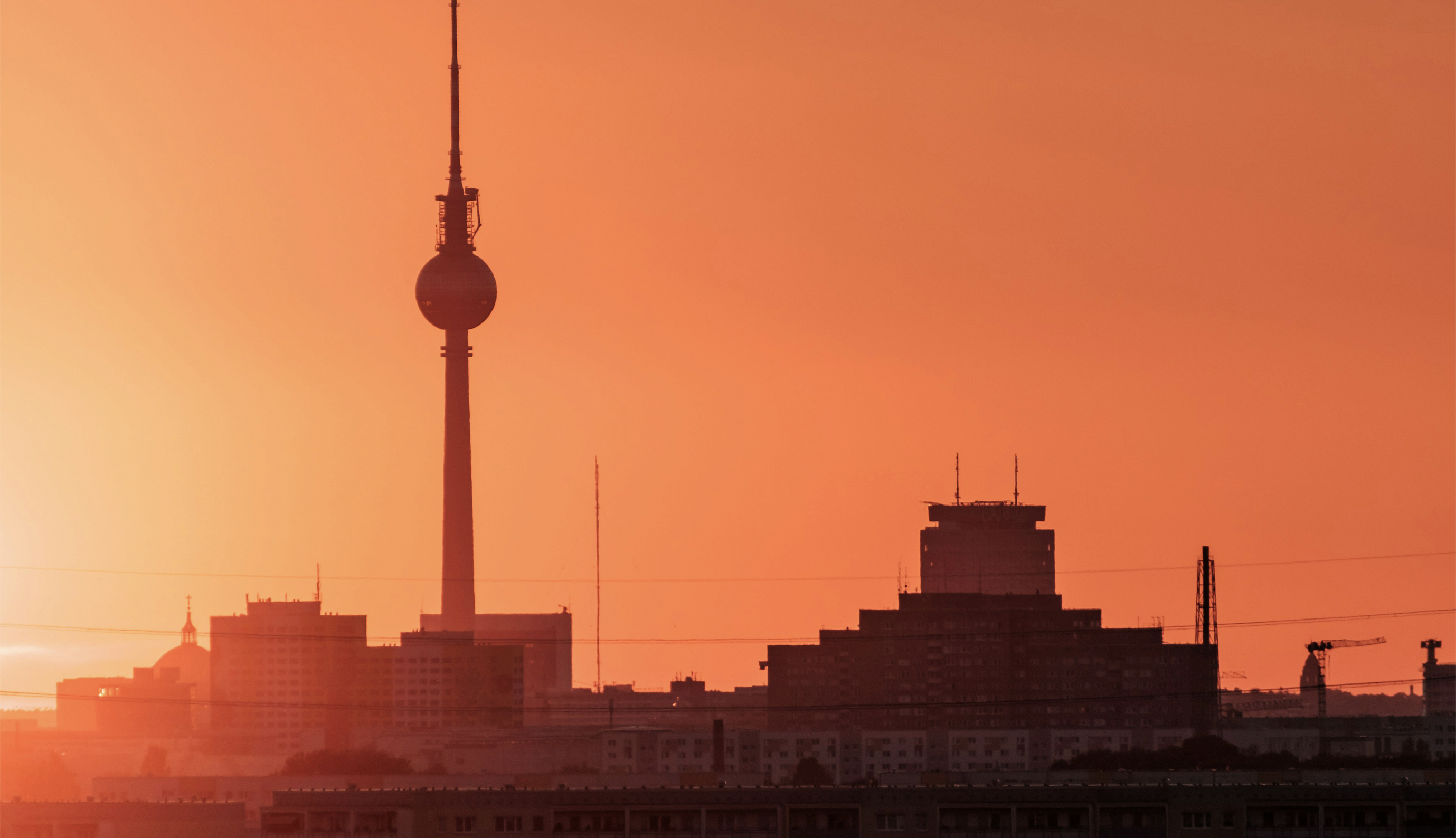 Ein orangener Sonnenaufgang über Berlin